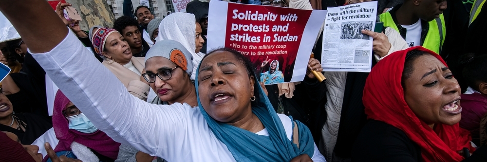 Menschen protestieren aus Solidarität mit dem Sudan
